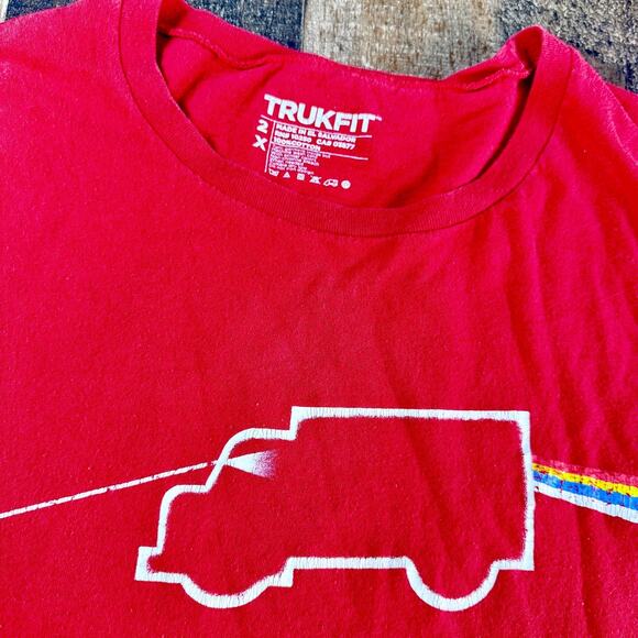TRUKFIT Pink Floyd Parody T Shirt Womens 2XL Red with Dark Side Of Moon Rainbow - Picture 2 of 10